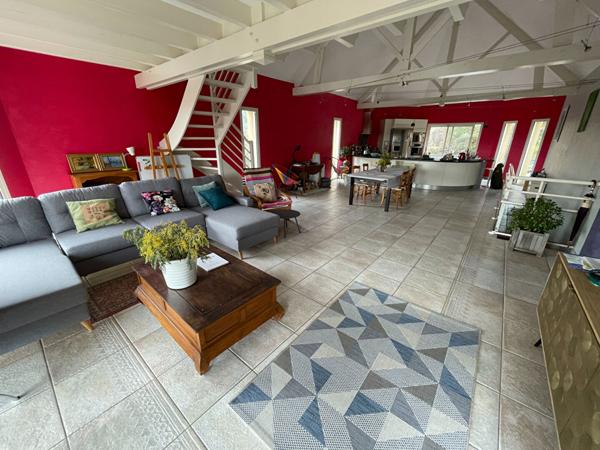 Très belle Maison d'Architecte de 220m2 habitables au coeur de Brissac-Quincé - emplacement privilégié avec vue dégagée sur la campagne - jardin paysagé et piscine - 20 minutes de l'hyper centre d'Angers