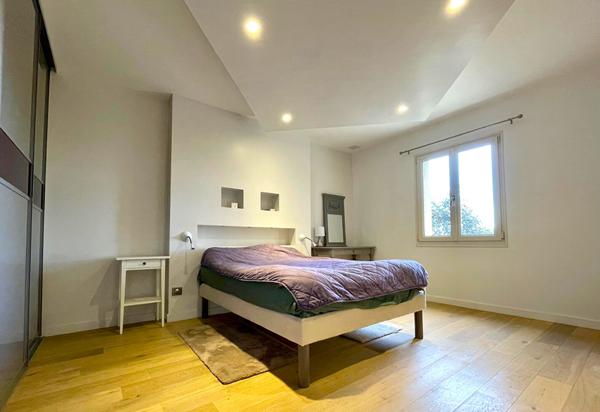 Très belle Maison d'Architecte de 220m2 habitables au coeur de Brissac-Quincé - emplacement privilégié avec vue dégagée sur la campagne - jardin paysagé et piscine - 20 minutes de l'hyper centre d'Angers