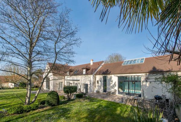 Morainvilliers (78630) A 30 km de Paris, Belle longère de 305m² avec piscine intérieur - Terrain 2732m² -