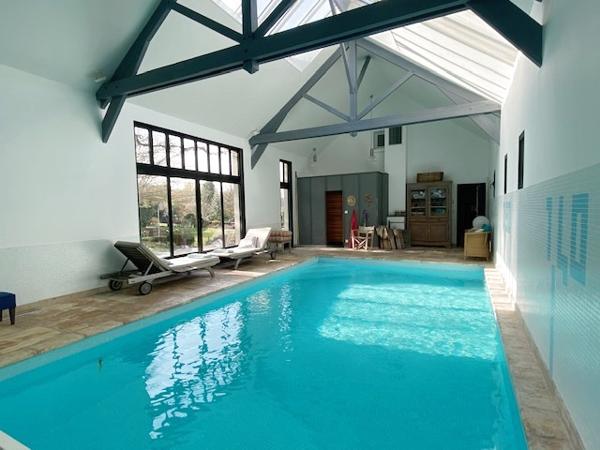 Morainvilliers (78630) A 30 km de Paris, Belle longère de 305m² avec piscine intérieur - Terrain 2732m² -