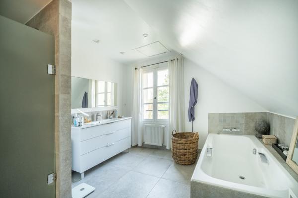 Morainvilliers (78630) A 30 km de Paris, Belle longère de 305m² avec piscine intérieur - Terrain 2732m² -