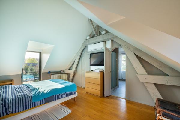 Morainvilliers (78630) A 30 km de Paris, Belle longère de 305m² avec piscine intérieur - Terrain 2732m² -