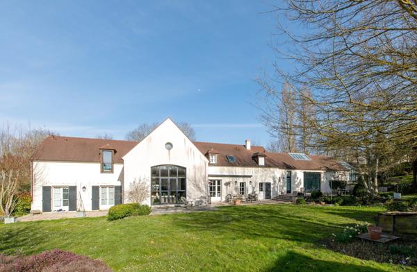Morainvilliers (78630) A 30 km de Paris, Belle longère de 305m² avec piscine intérieur - Terrain 2732m² -