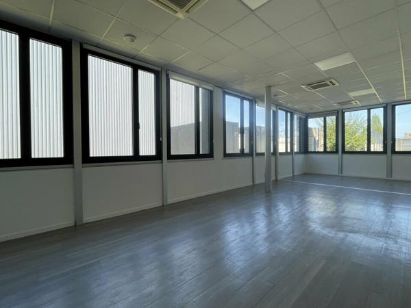 BUREAUX 78 m2 + 2 places de parking