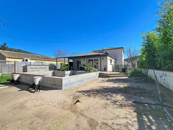 Une maison contemporaine aux volumes généreux, dans un quartier résidentiel recherché, avec piscine et prestations modernes.