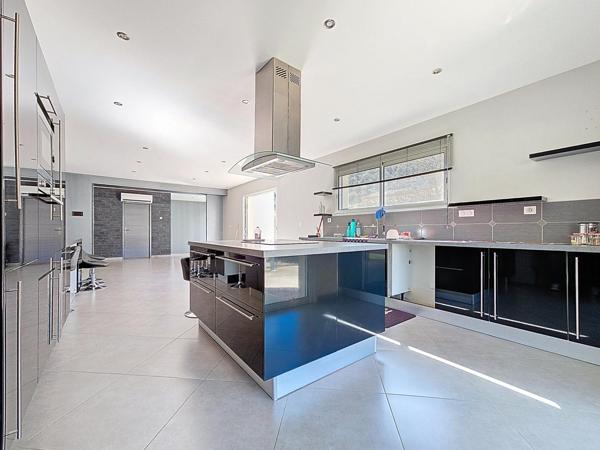 Une maison contemporaine aux volumes généreux, dans un quartier résidentiel recherché, avec piscine et prestations modernes.