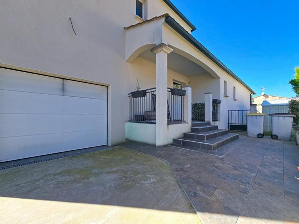 Une maison contemporaine aux volumes généreux, dans un quartier résidentiel recherché, avec piscine et prestations modernes.