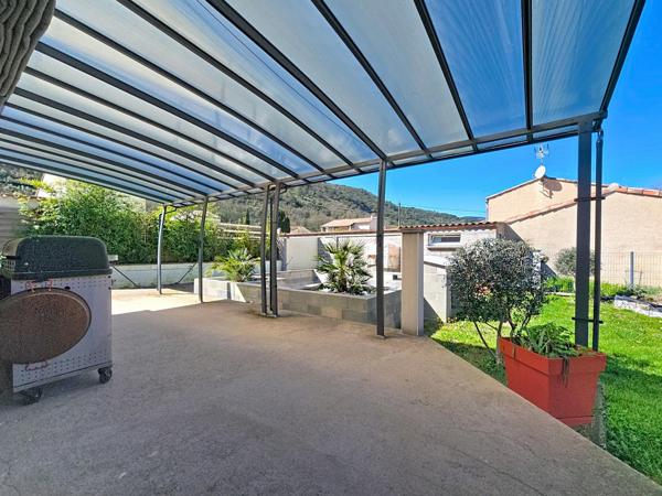 Une maison contemporaine aux volumes généreux, dans un quartier résidentiel recherché, avec piscine et prestations modernes.
