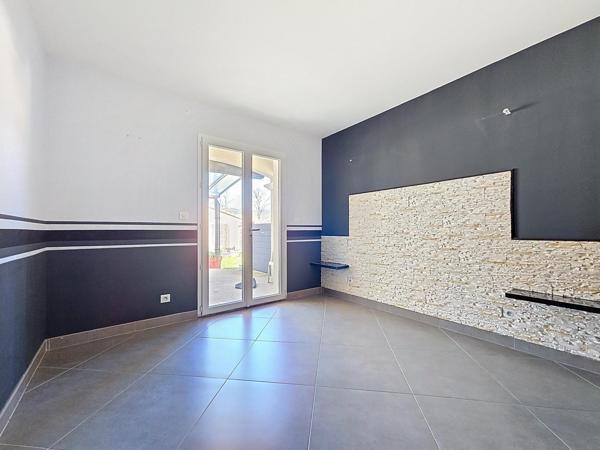 Une maison contemporaine aux volumes généreux, dans un quartier résidentiel recherché, avec piscine et prestations modernes.