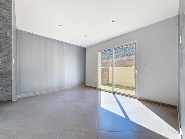 Une maison contemporaine aux volumes généreux, dans un quartier résidentiel recherché, avec piscine et prestations modernes.