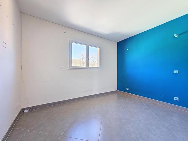 Une maison contemporaine aux volumes généreux, dans un quartier résidentiel recherché, avec piscine et prestations modernes.
