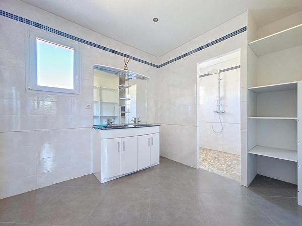 Une maison contemporaine aux volumes généreux, dans un quartier résidentiel recherché, avec piscine et prestations modernes.