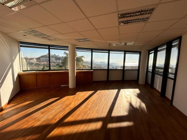 Bureaux de standing rénovés à louer avec parkings en ZFU - 13016 Marseille
