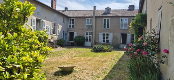 Belle Maison Bourgeoise à Réhabiliter de 396 m² avec Cour, Caves, Chaufferie Gaz, Greniers, Dépendances et Terrain clos et paysager de 2147 m²