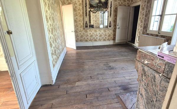 Belle Maison Bourgeoise à Réhabiliter de 396 m² avec Cour, Caves, Chaufferie Gaz, Greniers, Dépendances et Terrain clos et paysager de 2147 m²