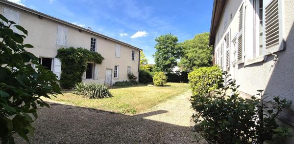 Belle Maison Bourgeoise à Réhabiliter de 396 m² avec Cour, Caves, Chaufferie Gaz, Greniers, Dépendances et Terrain clos et paysager de 2147 m²