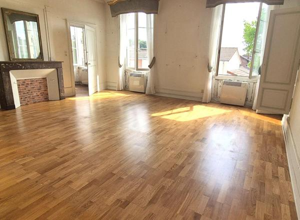 Belle Maison Bourgeoise à Réhabiliter de 396 m² avec Cour, Caves, Chaufferie Gaz, Greniers, Dépendances et Terrain clos et paysager de 2147 m²