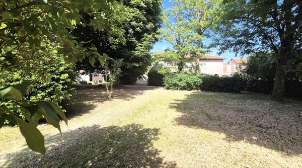 Belle Maison Bourgeoise à Réhabiliter de 396 m² avec Cour, Caves, Chaufferie Gaz, Greniers, Dépendances et Terrain clos et paysager de 2147 m²
