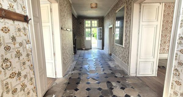 Belle Maison Bourgeoise à Réhabiliter de 396 m² avec Cour, Caves, Chaufferie Gaz, Greniers, Dépendances et Terrain clos et paysager de 2147 m²