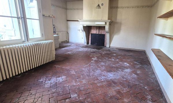 Belle Maison Bourgeoise à Réhabiliter de 396 m² avec Cour, Caves, Chaufferie Gaz, Greniers, Dépendances et Terrain clos et paysager de 2147 m²