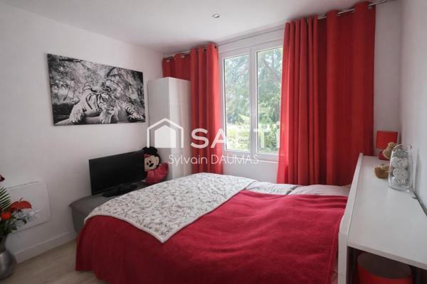 Haut de villa entièrement rénové, lumineux, climatisé, avec terrasse plein sud