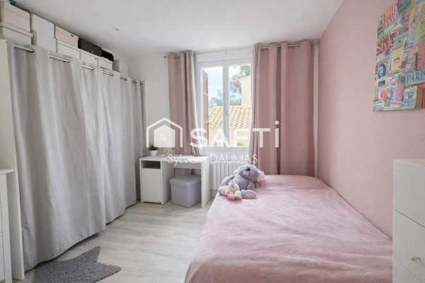 Haut de villa entièrement rénové, lumineux, climatisé, avec terrasse plein sud