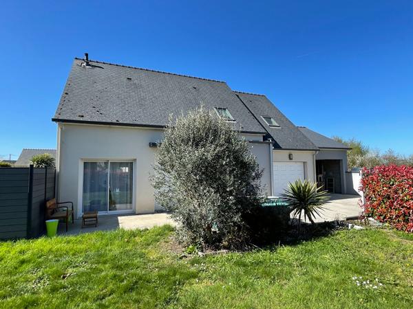 Brissac-Loire-Aubance - maison familiale avec vie de plain-pied, garage, jardin et piscine sans travaux à seulement à seulement 17 minutes d'Angers Sud et de Doué La Fontaine