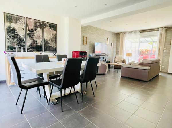 Brissac-Loire-Aubance - maison familiale avec vie de plain-pied, garage, jardin et piscine sans travaux à seulement à seulement 17 minutes d'Angers Sud et de Doué La Fontaine