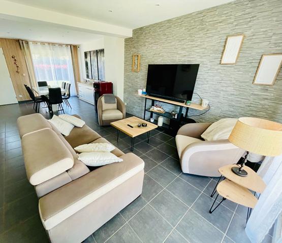 Brissac-Loire-Aubance - maison familiale avec vie de plain-pied, garage, jardin et piscine sans travaux à seulement à seulement 17 minutes d'Angers Sud et de Doué La Fontaine