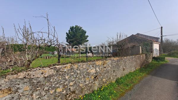 Maison en pierre en cours de rénovation. Fort potentiel de plus de 120 m² habitable ! Campagne proche de Sérigné