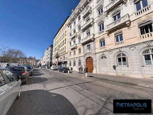 Place carnot - T3 de 79m2 avec une pièce de vie de 54m2