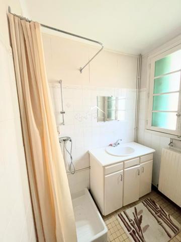 Au coeur du centre ville de YZEURES SUR CREUSE