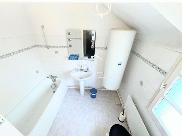 Au coeur du centre ville de YZEURES SUR CREUSE