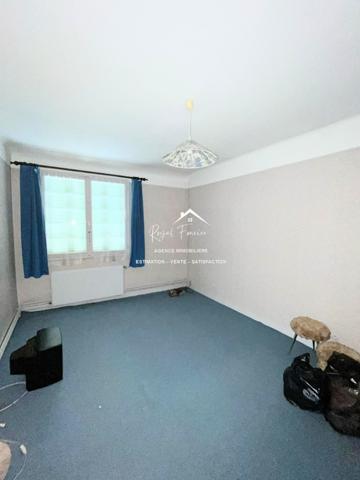 Au coeur du centre ville de YZEURES SUR CREUSE