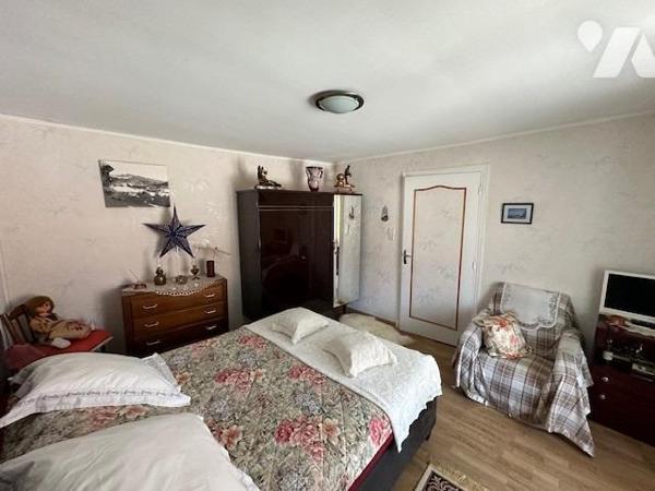 Maison de 3/4 pièces, avec un terrain de 1099 m² (source du cadastre) dont 855 m² de jardin
