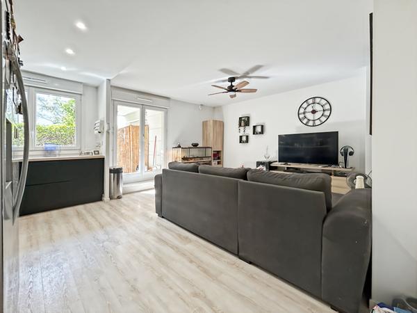 HYPER CENTRE - Secteur mail Appartement 2 pièces avec terrasse