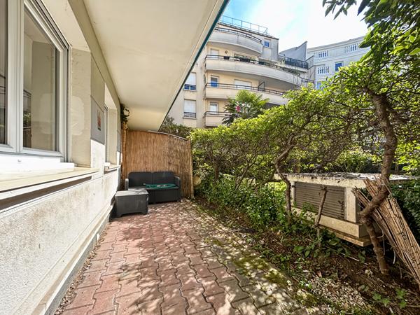 HYPER CENTRE - Secteur mail Appartement 2 pièces avec terrasse