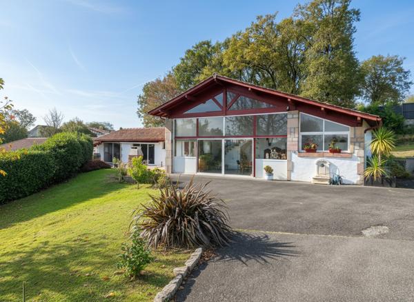 Maison Familiale Atypique avec Volumes et Grand Carport
