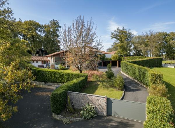 Maison Familiale Atypique avec Volumes et Grand Carport