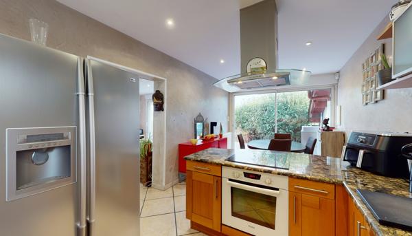 Maison Familiale Atypique avec Volumes et Grand Carport