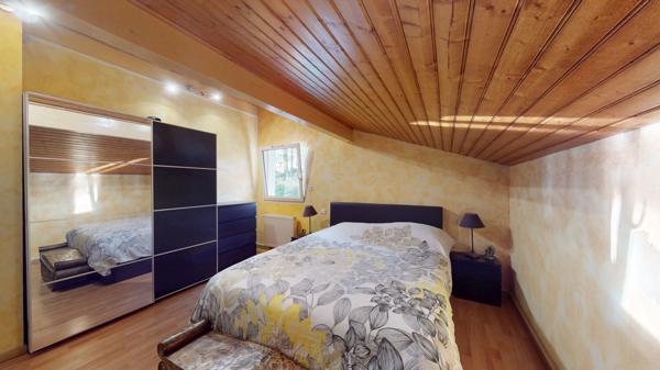 Maison Familiale Atypique avec Volumes et Grand Carport