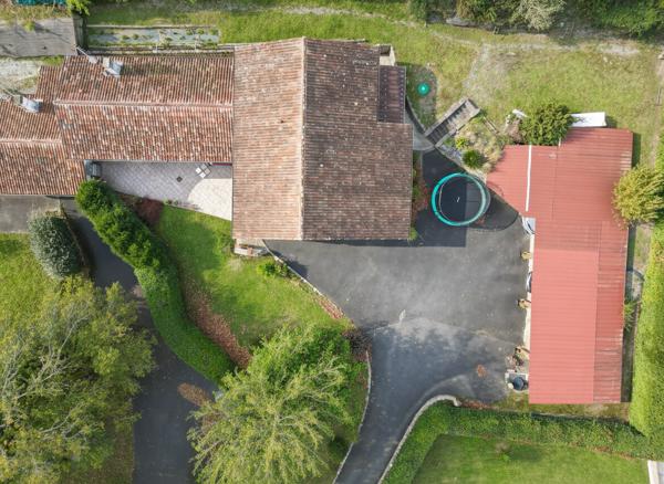 Maison Familiale Atypique avec Volumes et Grand Carport