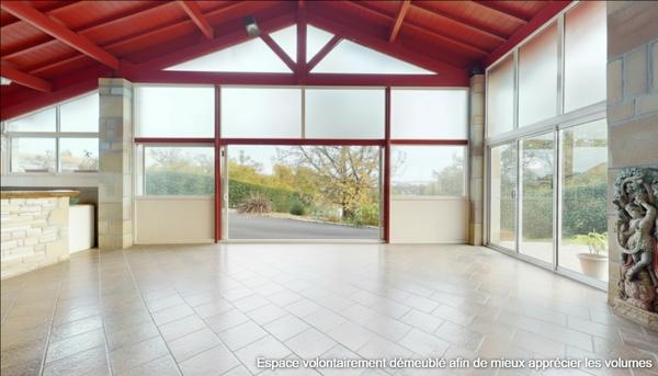 Maison Familiale Atypique avec Volumes et Grand Carport