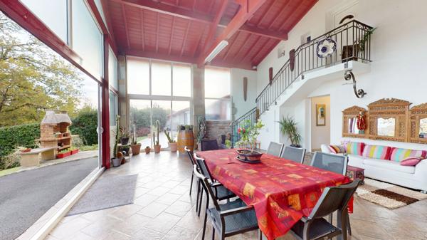 Maison Familiale Atypique avec Volumes et Grand Carport