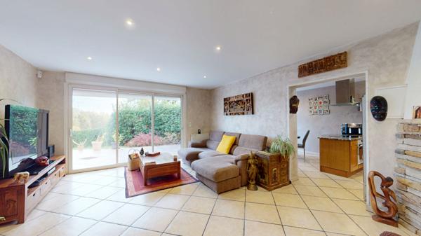 Maison Familiale Atypique avec Volumes et Grand Carport