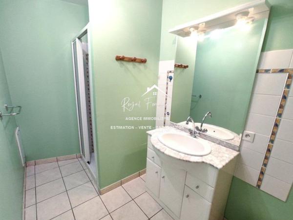 Dans le centre ville, belle prestation offrant appartements et studios