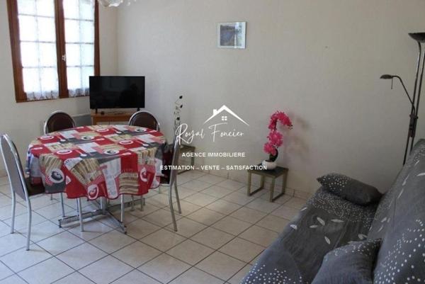 Dans le centre ville, belle prestation offrant appartements et studios