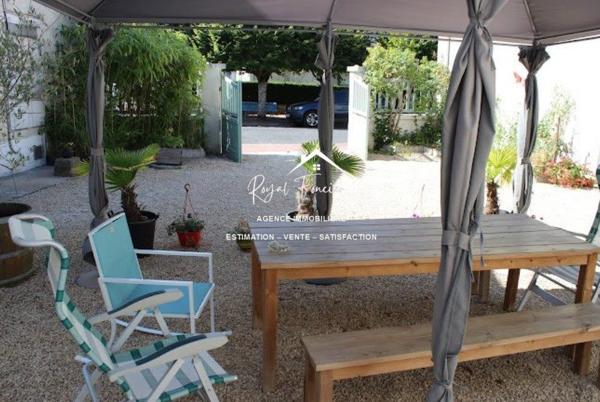 Dans le centre ville, belle prestation offrant appartements et studios