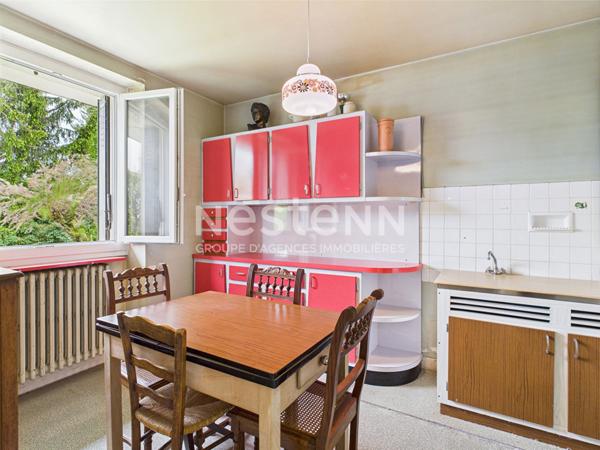 A vendre à Aurillac, quartier stade, sur terrain d'environ 500 m², Maison de type 5 d'une surface de 120 m² avec garage.