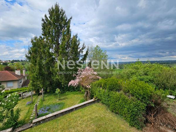 A vendre à Aurillac, quartier stade, sur terrain d'environ 500 m², Maison de type 5 d'une surface de 120 m² avec garage.